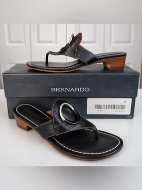 Bernardo Gail Thong Sandals Black Leather Ring Low Heel Size 7.5